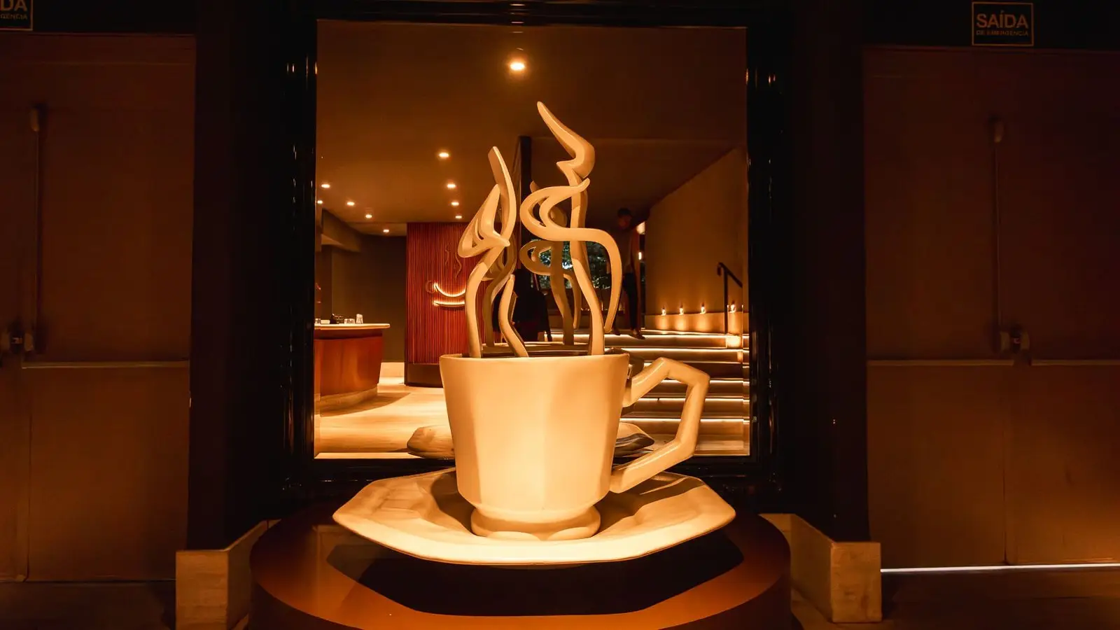 Escultura de xícara, símbolo do Café Photo